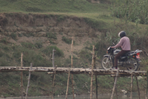 पुल नहुँदा जोखिमपूर्ण यात्राः बाँसको पुलमै निर्भर मर्चवारका बासिन्दा